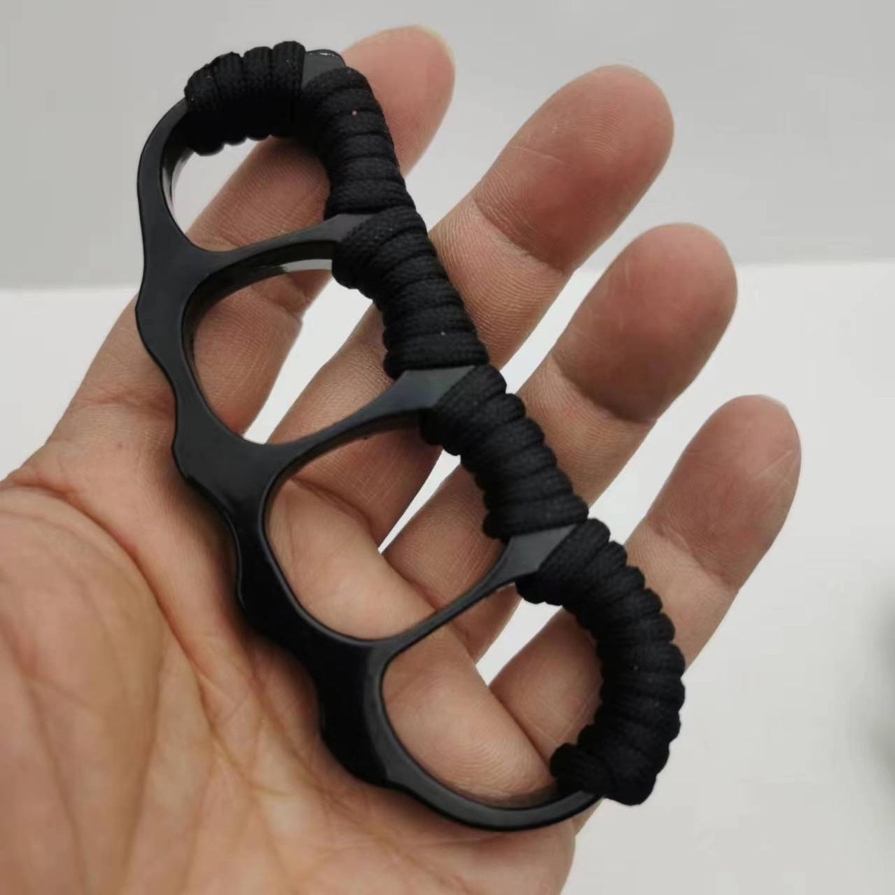 Herramienta pequeña de paracord para exteriores con orificio diminuto