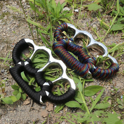 Paksunnettu teräksinen EDC-pullonavaaja paracord-narulla