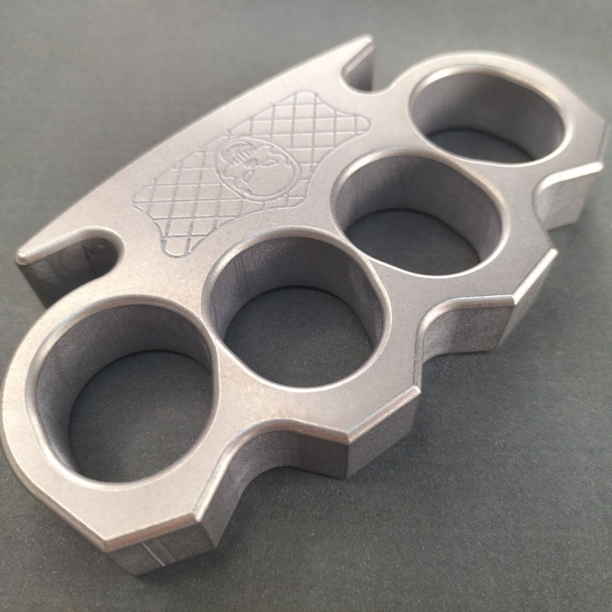Herramienta EDC de acero inoxidable de precisión con orificio grande y forma de calavera pequeña y ondulada