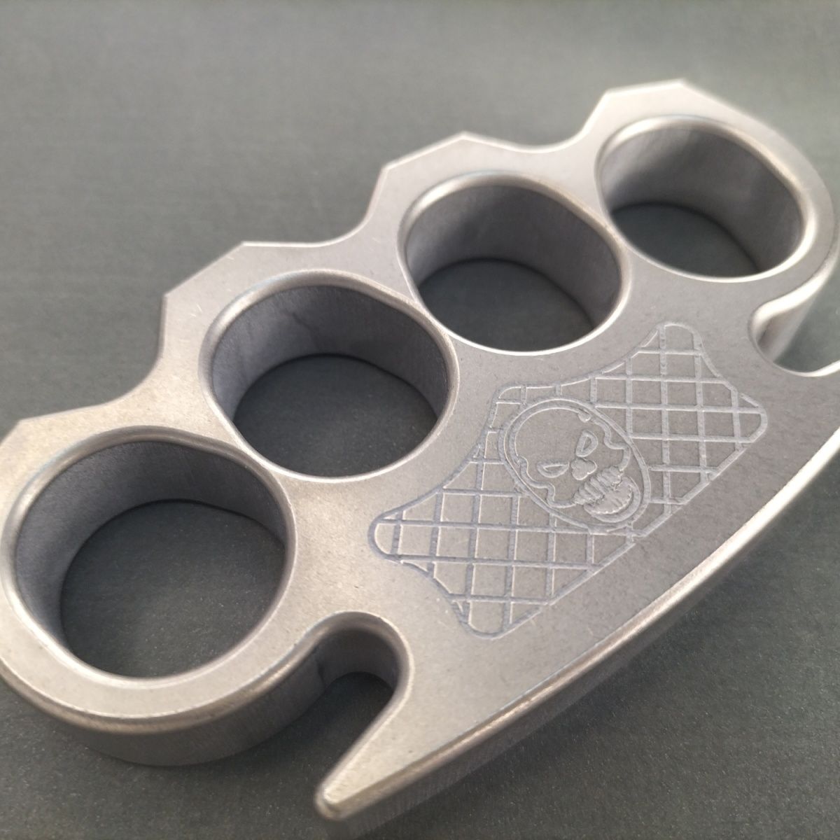 Herramienta EDC de acero inoxidable de precisión con orificio grande y forma de calavera pequeña y ondulada