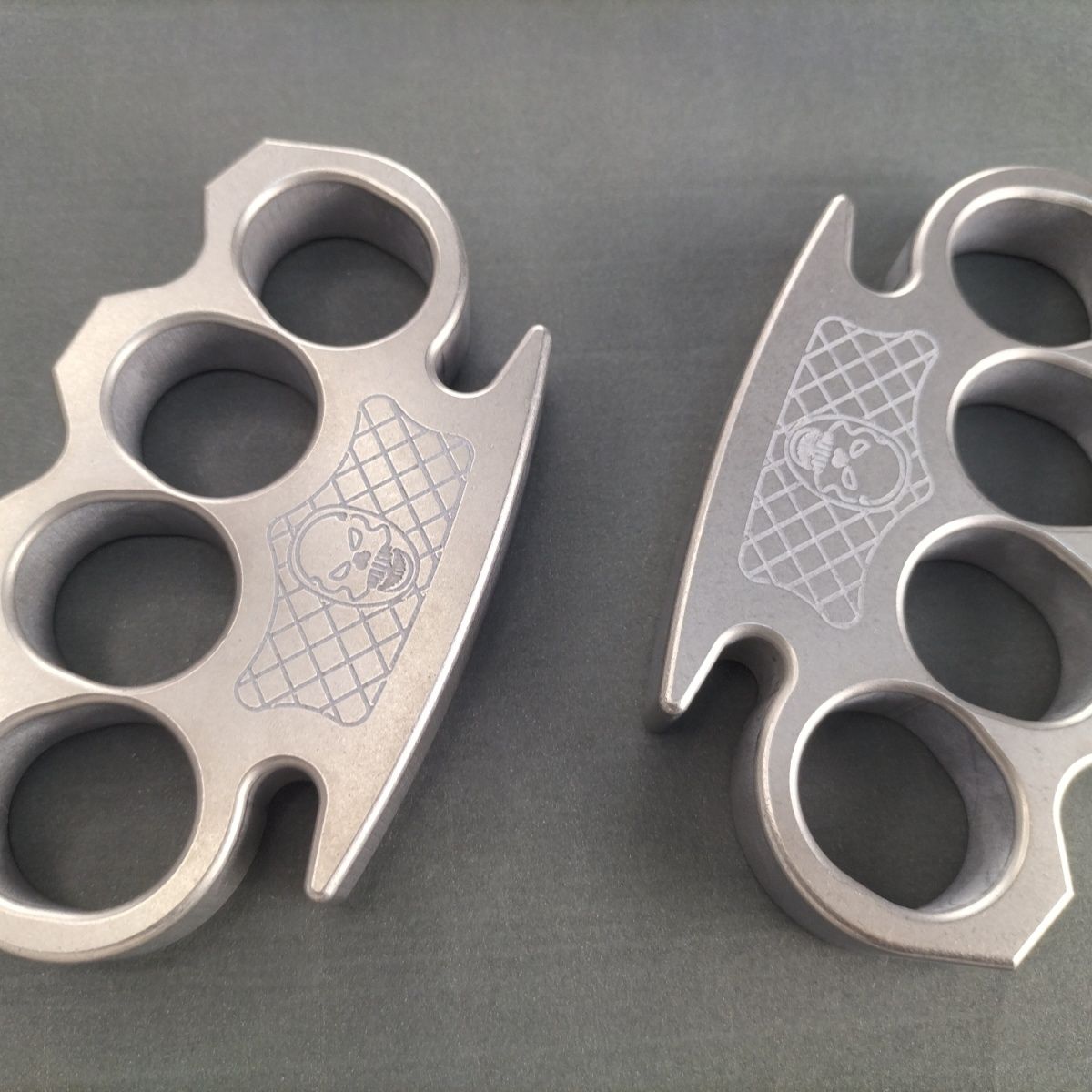 Herramienta EDC de acero inoxidable de precisión con orificio grande y forma de calavera pequeña y ondulada