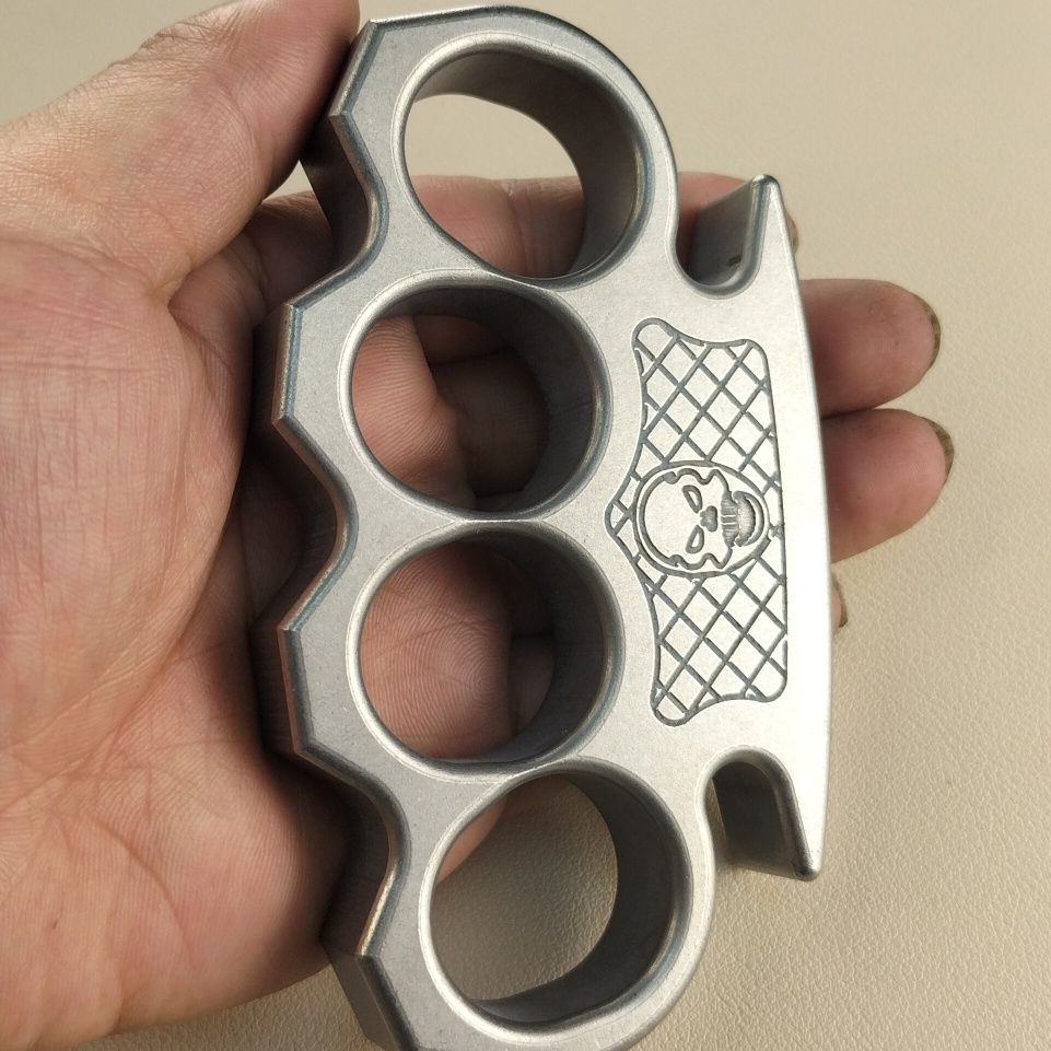 Herramienta EDC de acero inoxidable de precisión con orificio grande y forma de calavera pequeña y ondulada