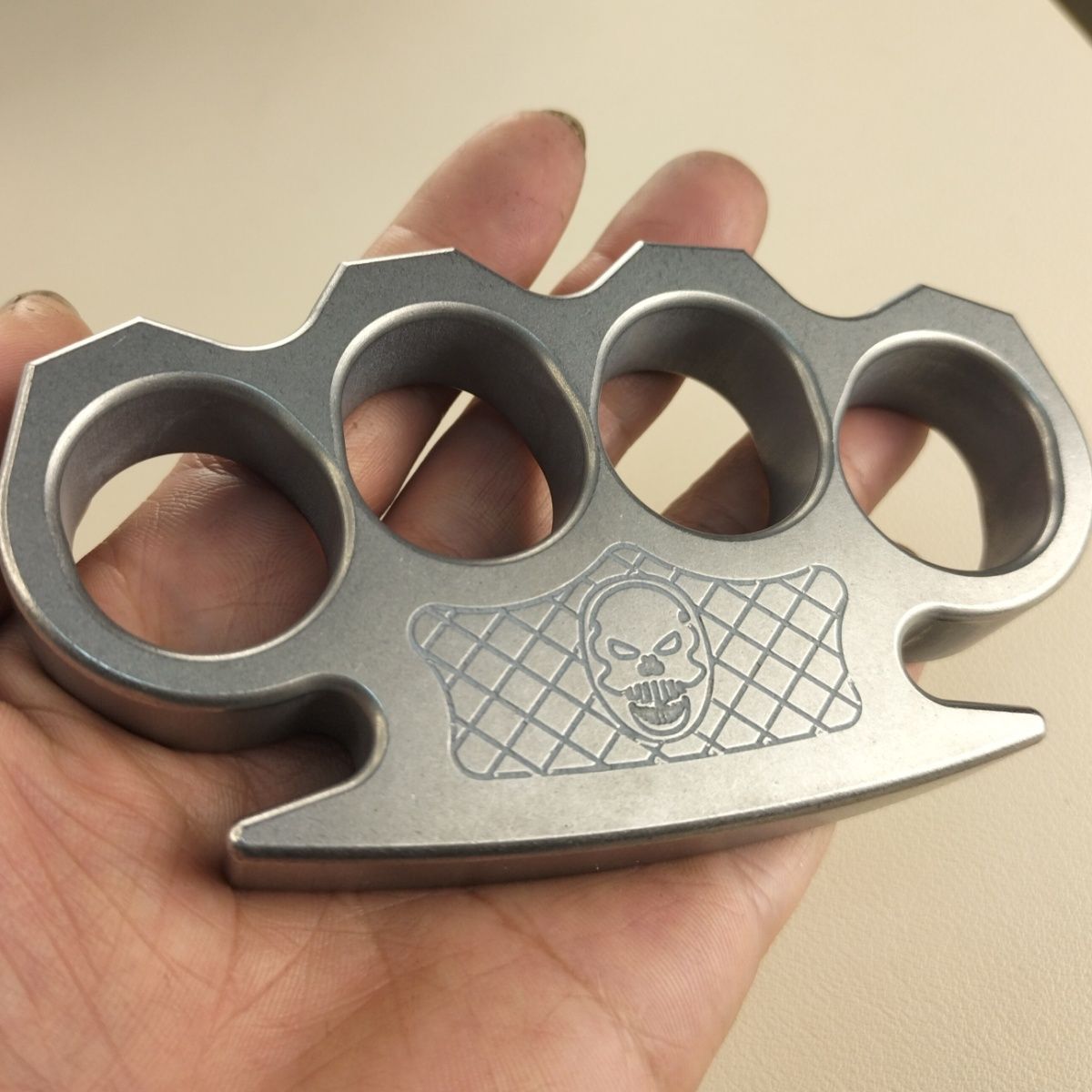 Herramienta EDC de acero inoxidable de precisión con orificio grande y forma de calavera pequeña y ondulada