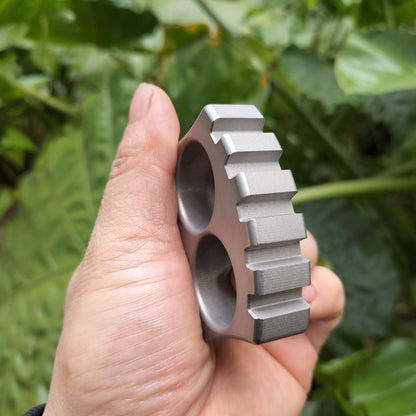 Mini utensile EDC multifunzione rinforzato per due dita