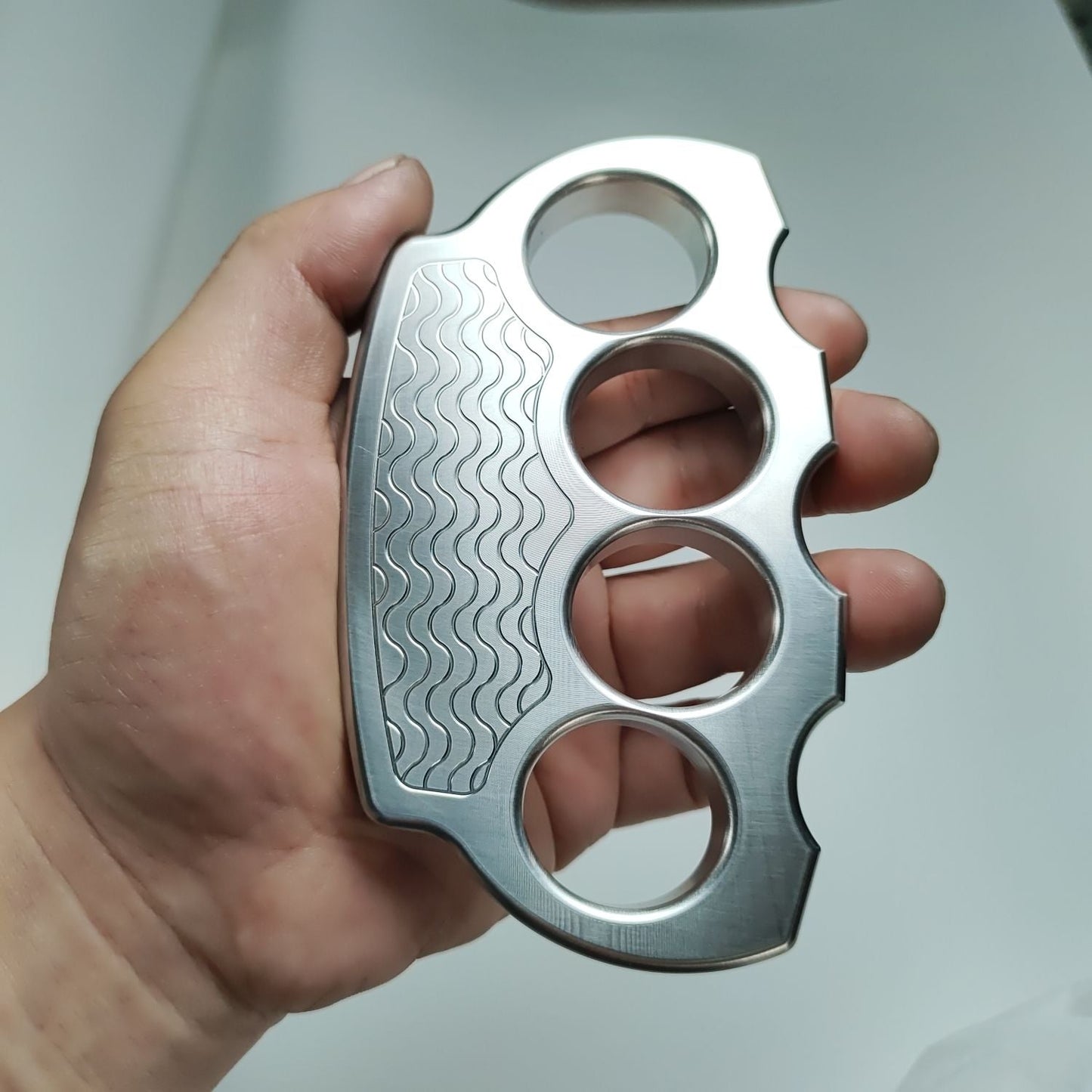 Abrebotellas grande con patrón de calavera de acero corrugado Herramienta EDC