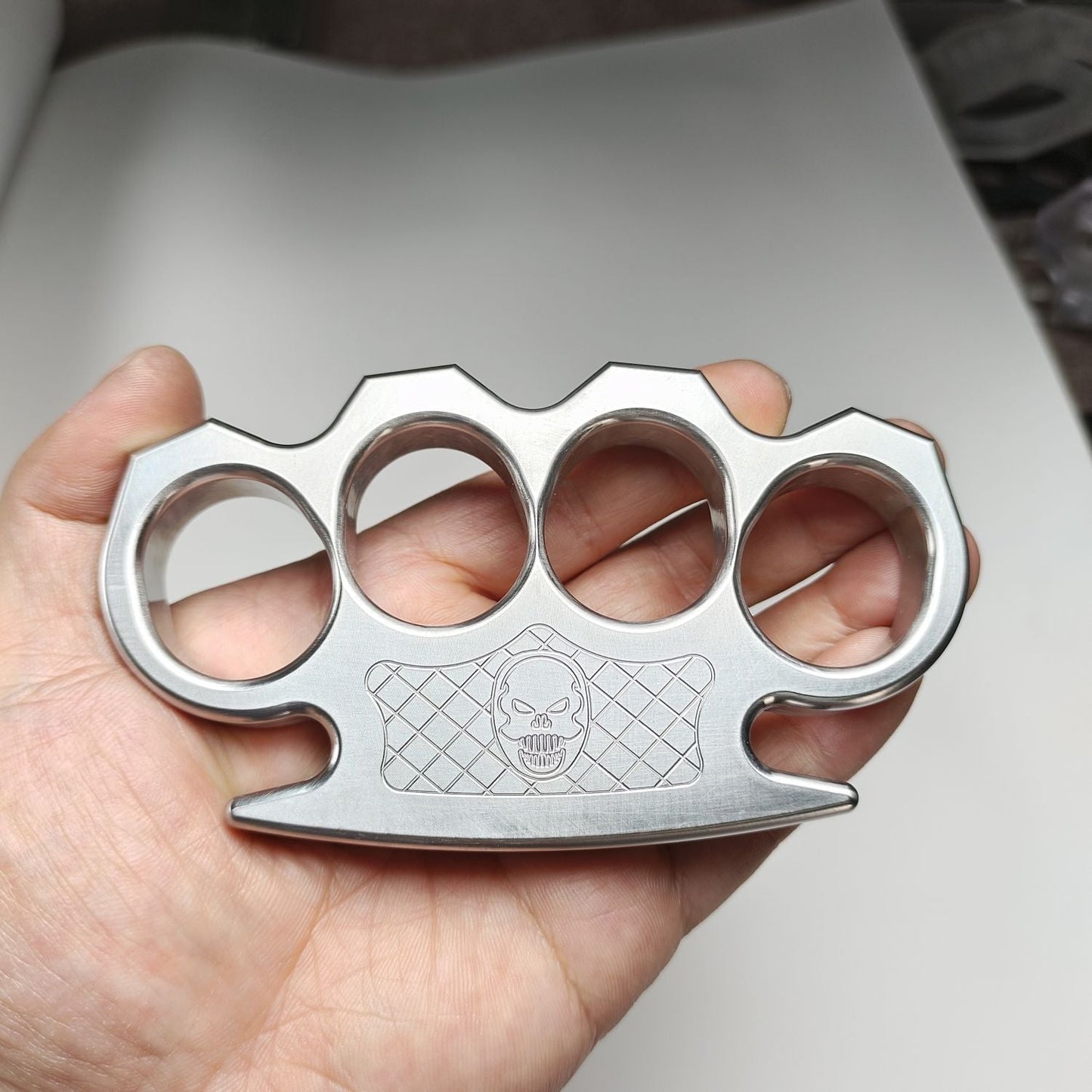 Abrebotellas grande con patrón de calavera de acero corrugado Herramienta EDC