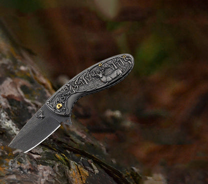 Strumento EDC tascabile pieghevole da esterno con manico decorato con un cervo