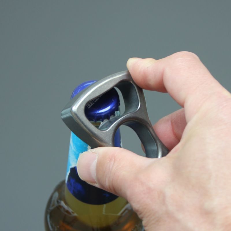 Abrebotellas multifuncional de aleación de titanio con orificio único y lavado a la piedra
