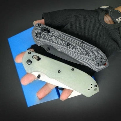 Utensile pieghevole da esterno BM560 in acciaio CPM-M4 con finitura stonewashed e rivestimento in titanio nero