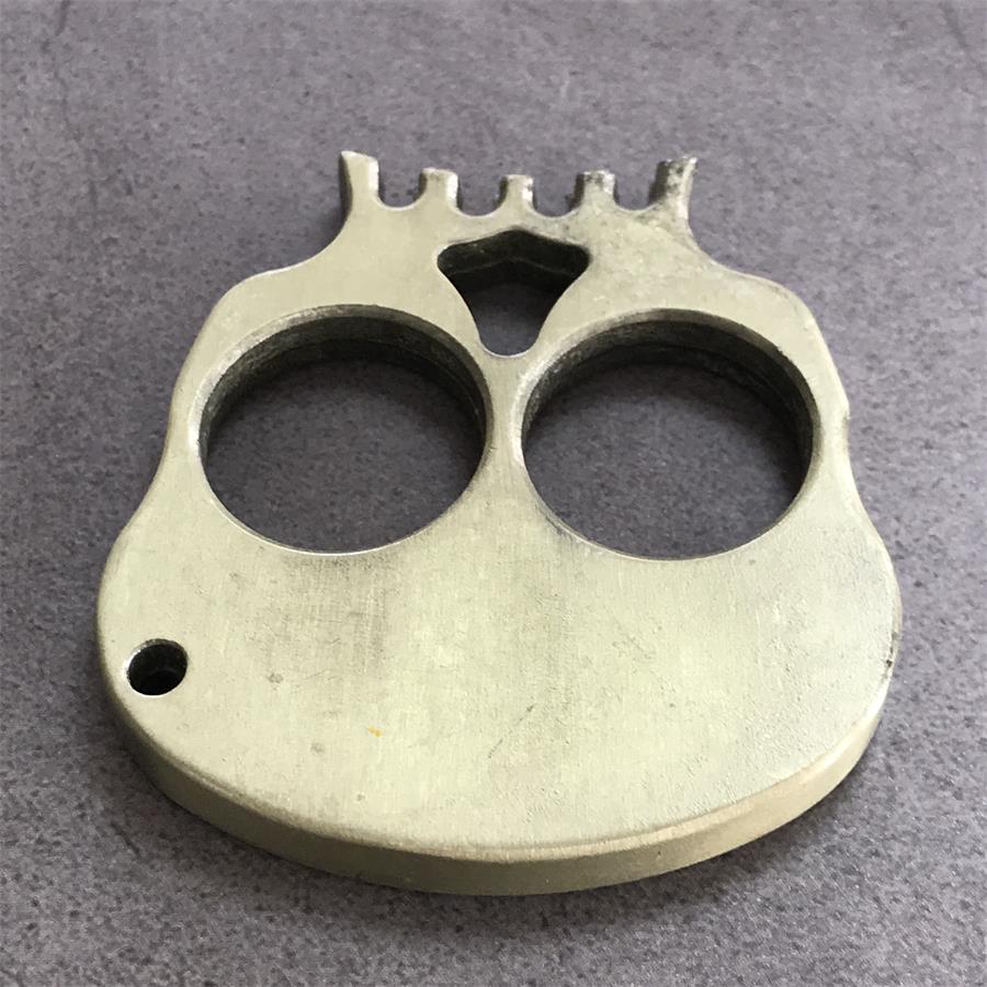 Herramienta de decoración portátil EDC para exteriores con calavera de dos dedos