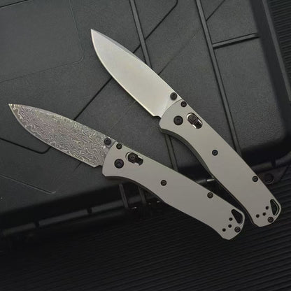 Ferramenta dobrável de exterior BM535 com cabo plano de titânio e aço Damasco