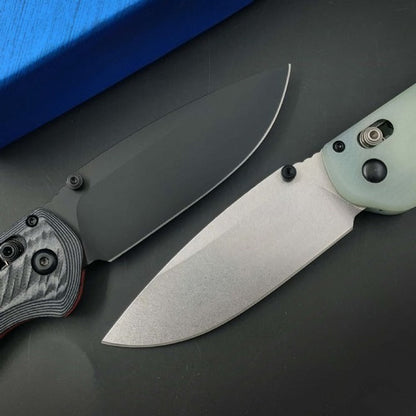 Utensile pieghevole da esterno BM560 in acciaio CPM-M4 con finitura stonewashed e rivestimento in titanio nero