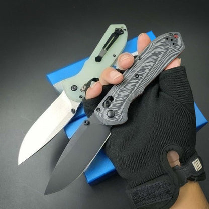 Utensile pieghevole da esterno BM560 in acciaio CPM-M4 con finitura stonewashed e rivestimento in titanio nero