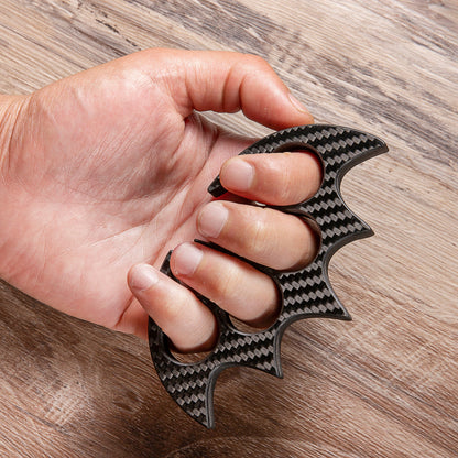 Carbon Fiber Bat Man -messinkinen nyrkkirauta