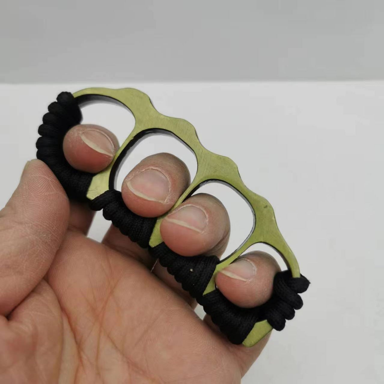 Herramienta pequeña de paracord para exteriores con orificio diminuto