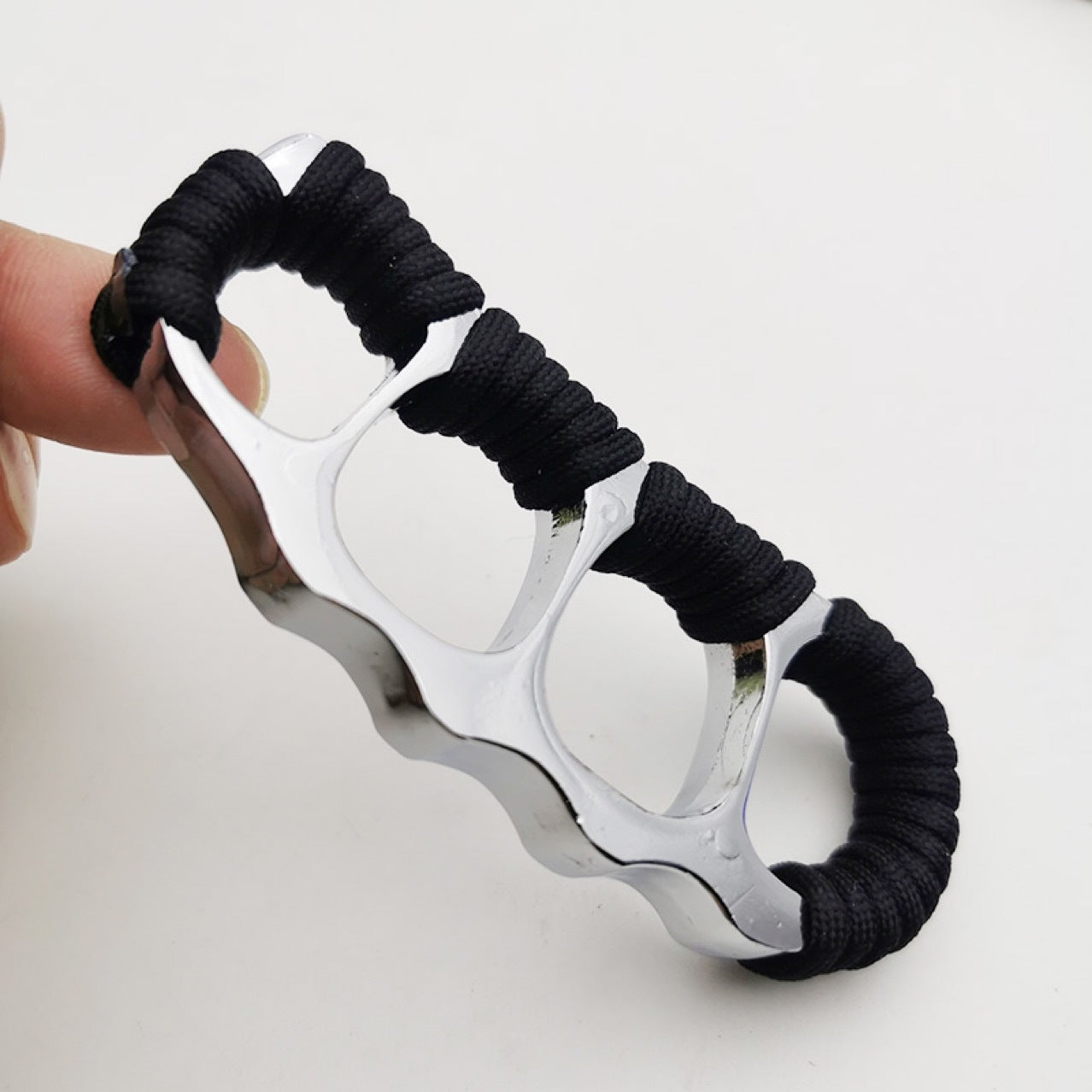 Herramienta pequeña de paracord para exteriores con orificio diminuto