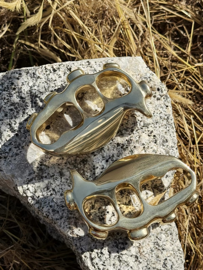 Rechte Hand Metall Kreatives massives EDC Outdoor-Werkzeug