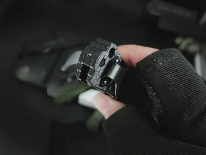 BM391 D2 Steel Nylon Fiberglass Plastic Handle Folding Outdoor Tool