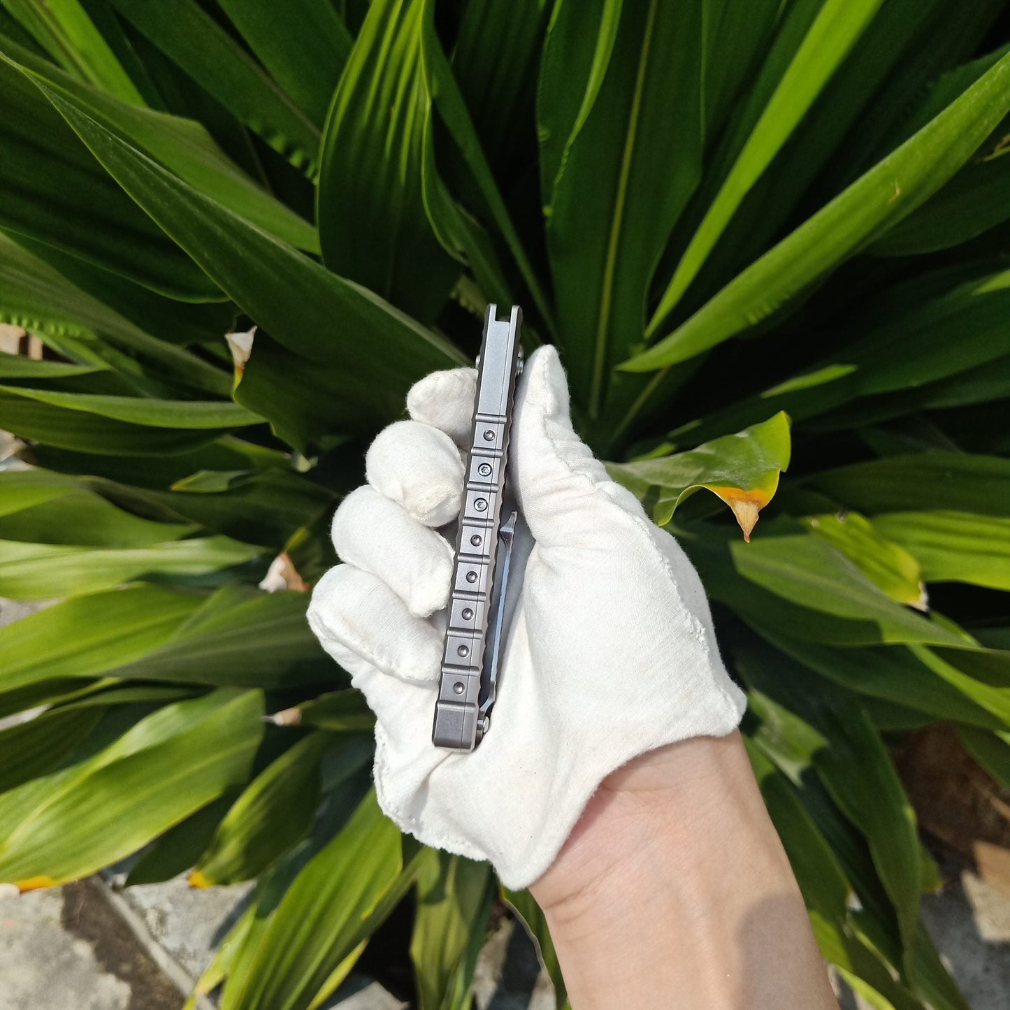 BM781 Silver Textured D2 Steel Folding Outdoor Tool