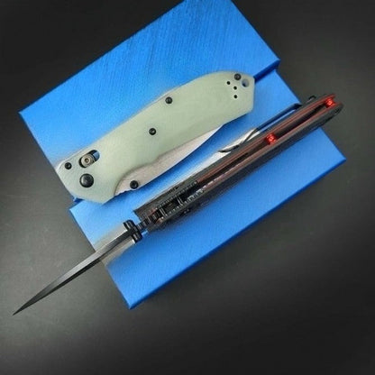 Utensile pieghevole da esterno BM560 in acciaio CPM-M4 con finitura stonewashed e rivestimento in titanio nero