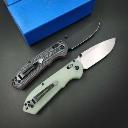 Utensile pieghevole da esterno BM560 in acciaio CPM-M4 con finitura stonewashed e rivestimento in titanio nero