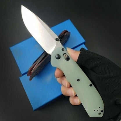 Utensile pieghevole da esterno BM560 in acciaio CPM-M4 con finitura stonewashed e rivestimento in titanio nero