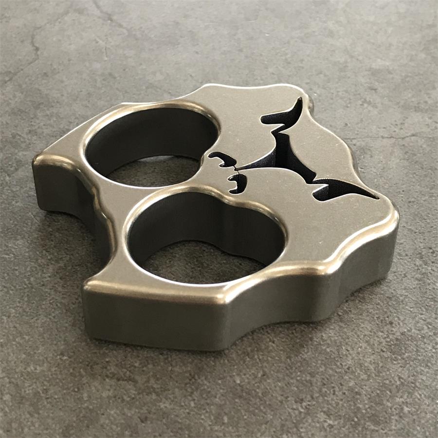 Portachiavi EDC per esterni con attrezzo da zaino in titanio a due fori a forma di testa di cane, facile da trasportare