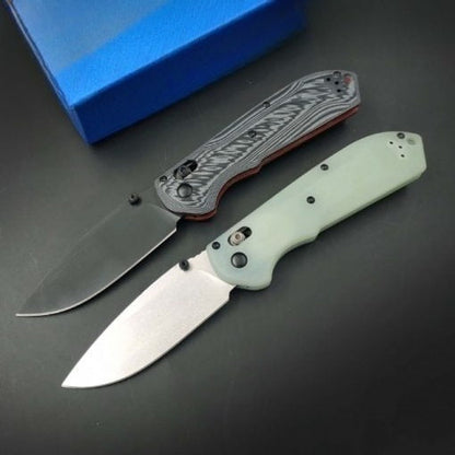 Utensile pieghevole da esterno BM560 in acciaio CPM-M4 con finitura stonewashed e rivestimento in titanio nero
